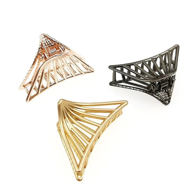 

Hot Selling Triangle Metal Hair Grip 6.5cm Zinc Alloy Material Claw Clips Hair Triangle Line Design Girls Hair Accessories