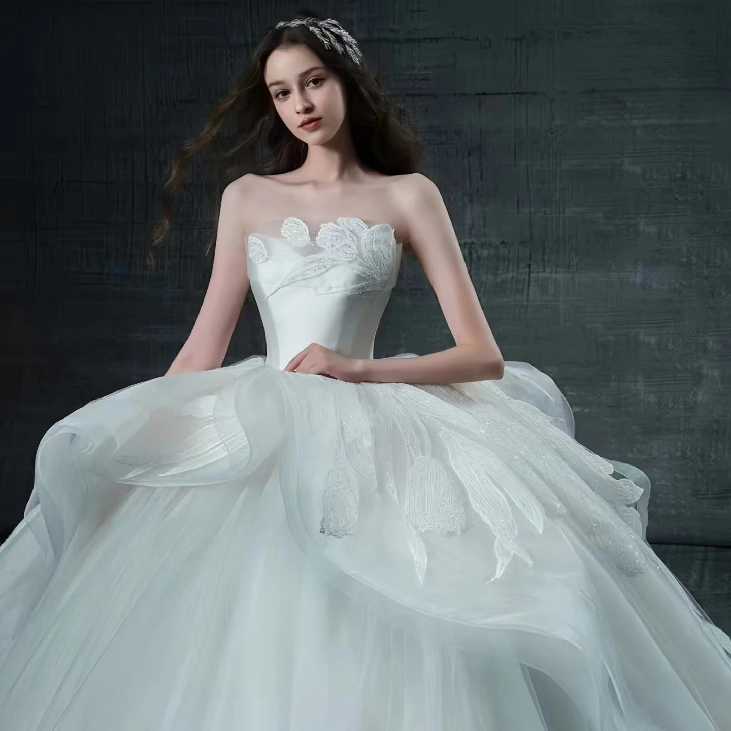 Свадебное платье с цветочным принтом на открытом воздухе весна 2024 новое