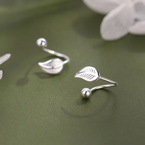 Серебряные серьги-гвоздики с листьями