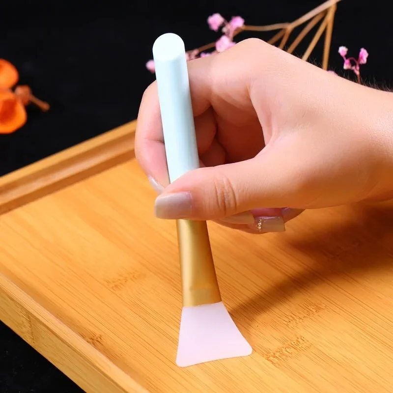 Щетка-аппликатор для нанесения грязевой маски на лицо