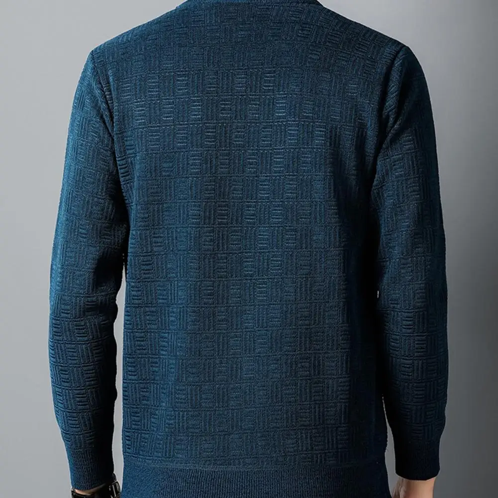 

У этого свитера круглый вырез, длинные рукава и дизайн пуловера позволяют легко надеть и снимать.