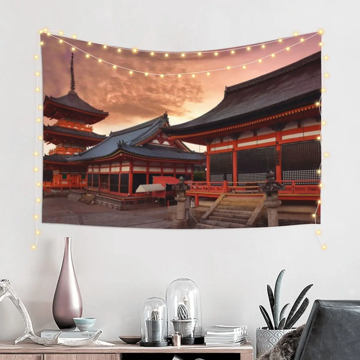 Пагода Sanjunoto Kaisan-do и Зал Kyo-do в Kiyomizu-dera Буддийский храм Киото драматическом красном