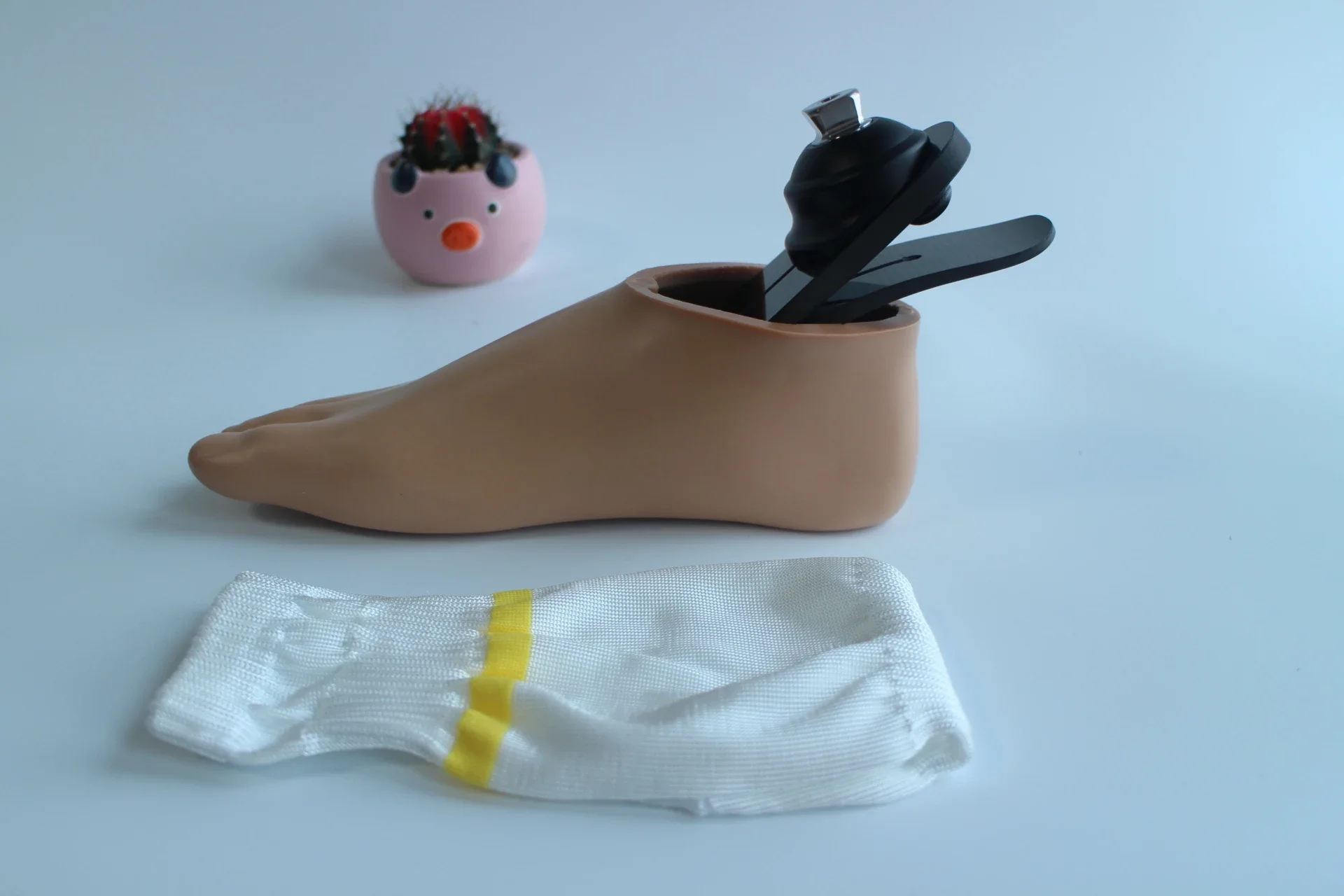 y ze sztucznymi kończynami z włókna węglowego Producent protez stóp o niskiej kostce