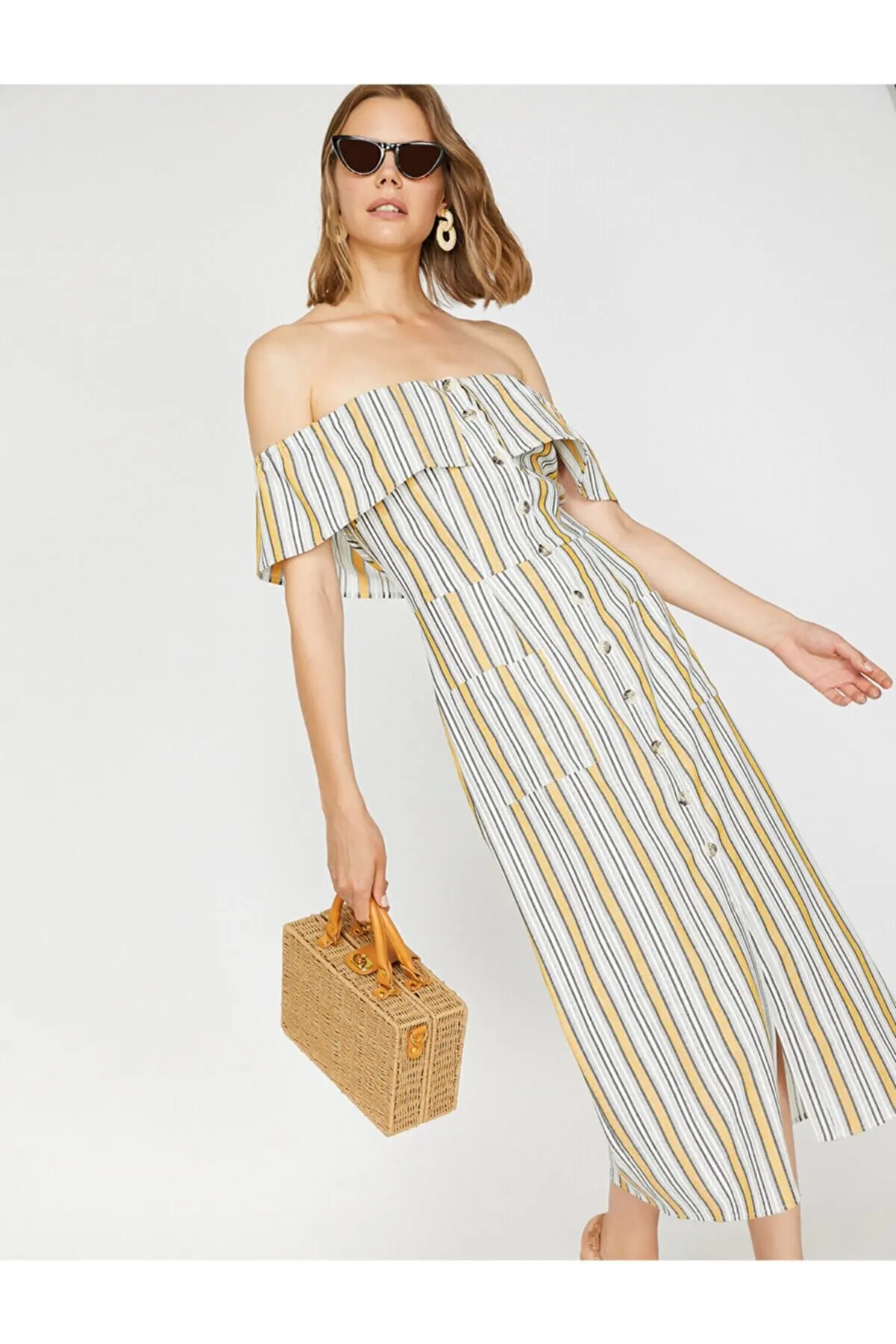 Полосатое платье с низким вырезом на плечах модные красивые и дешевые платья для