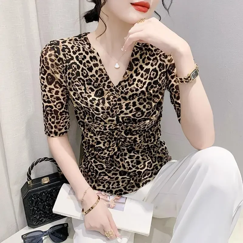 Модная футболка с v-образным вырезом и короткими рукавами принтом лето 2023 новый