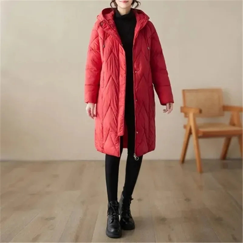 Куртка женская зимняя стеганая средней длины с капюшоном и хлопковой подкладкой