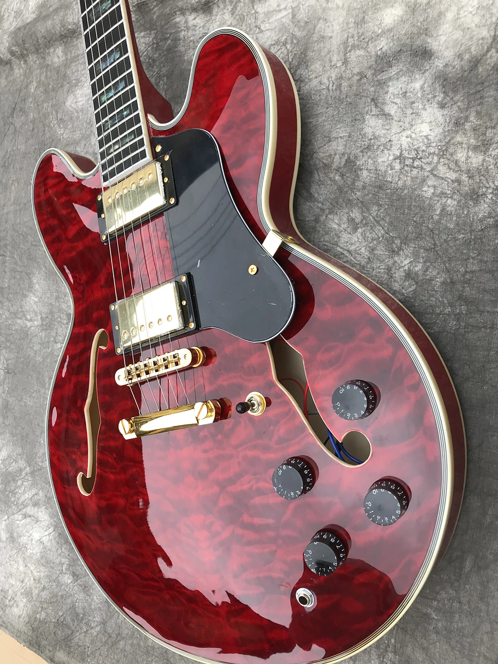 

Custom Semi hollow Double F-holes Jazz Electric Guitar, Mahogany guitar body, Quilted maple wood veneer, Hummingbird design