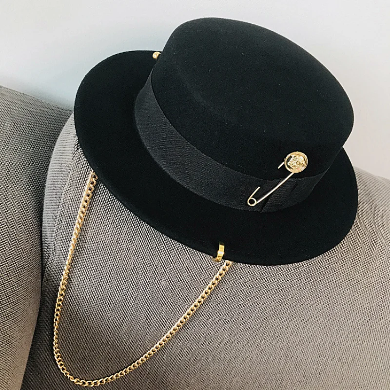 

Fedora Retro de lana para mujer, sombrero de fieltro estilo europeo Punk con cadena, gorra plana, moda urbana, tendencia salvaje