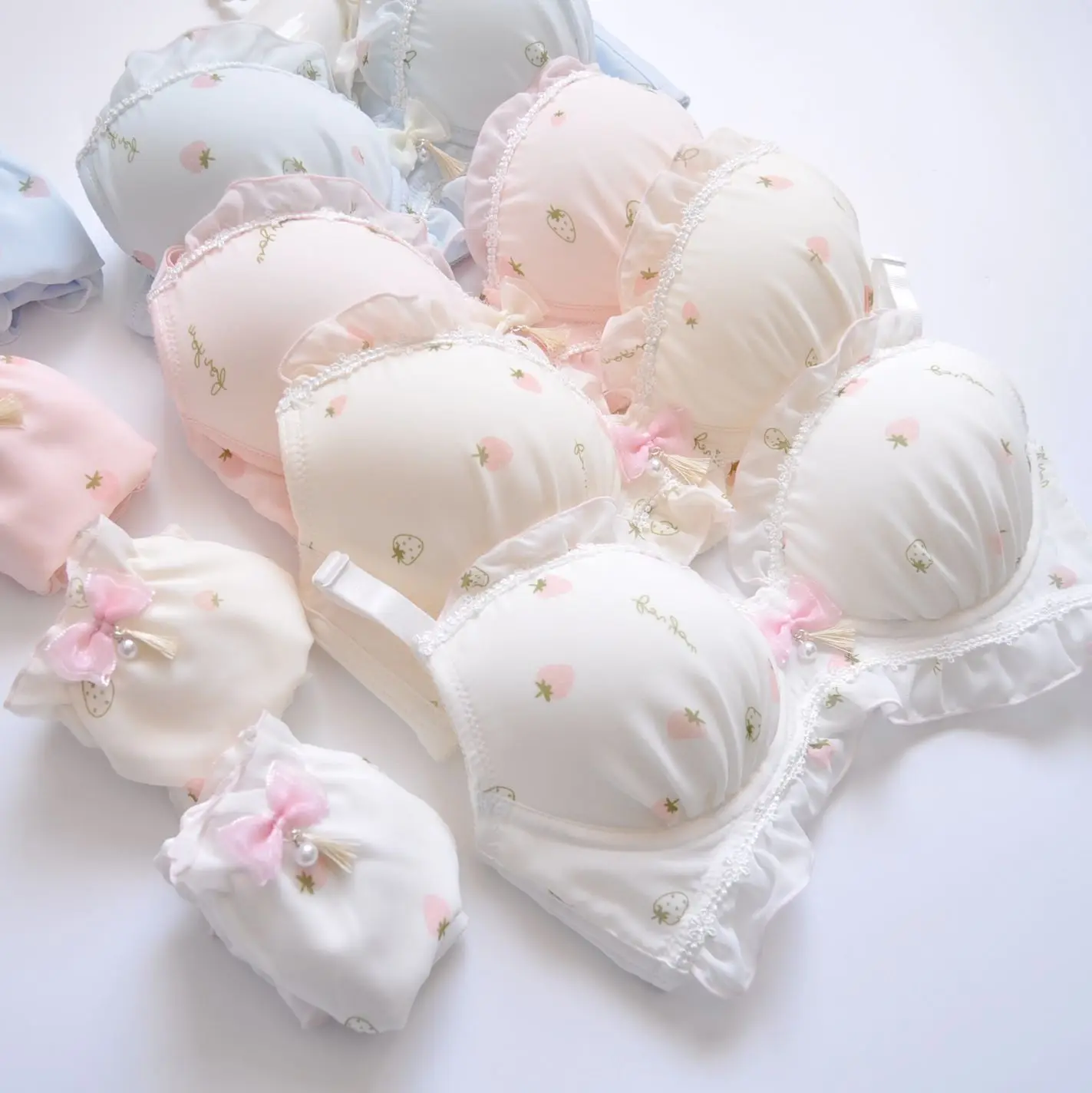 

Комплект женского водорастворимого нижнего белья, с вышивкой