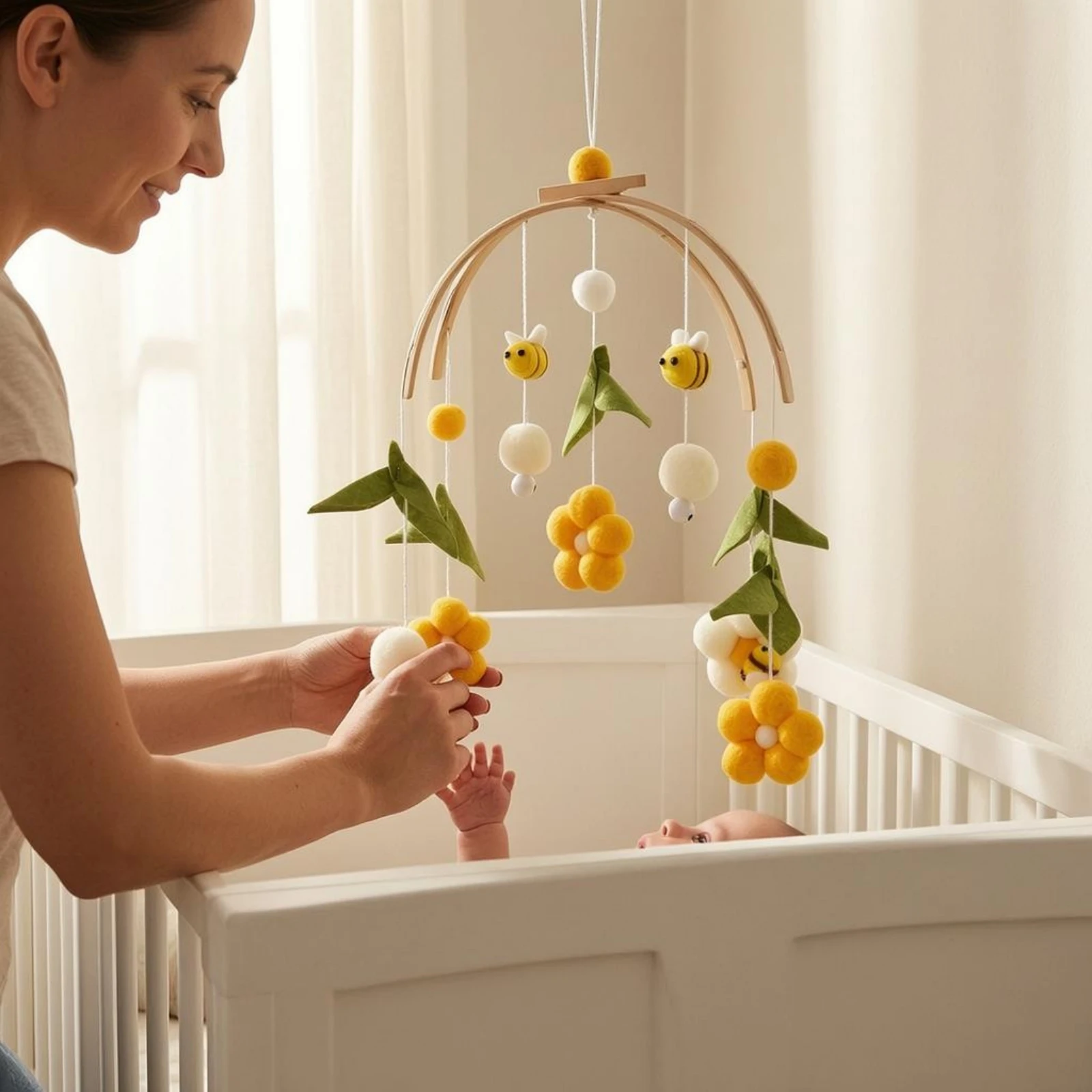 Фото Мобильный декор для коляски: войлочные цветы, текстильные цветы, бисерные украшения ручной работы №5