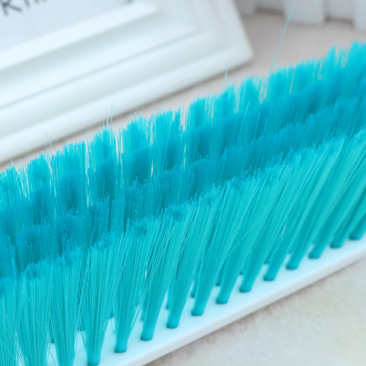 

Lightweight Cleaning Brush Non-slip Handle Sheets Bedspread Cloth Sofa Bed Carpet Cleaning Duster Cleaning Brush