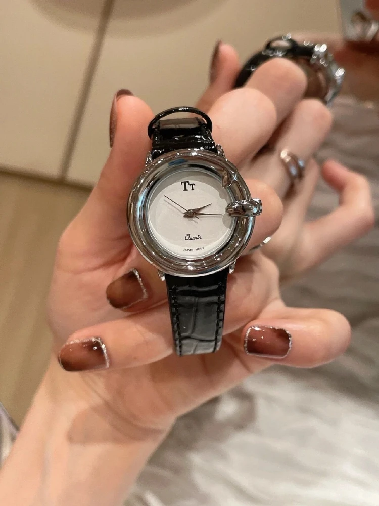 Niche Casual Temperament Women's Watch Fashion Small Dial High Quality Belt Design Quartz Watch Workplace Life Wear Watch