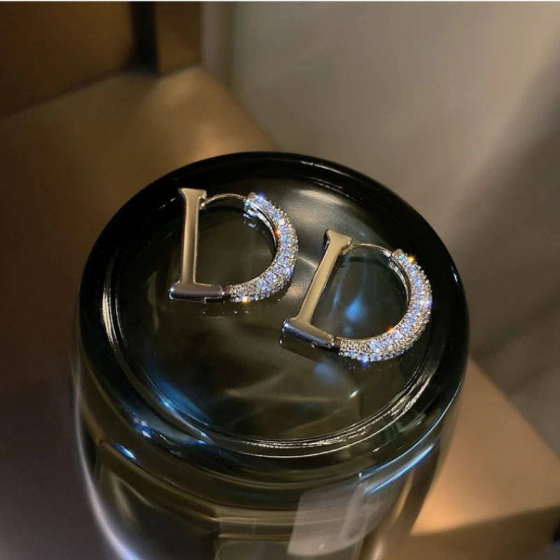 Металлические серьги в корейском стиле с надписью D