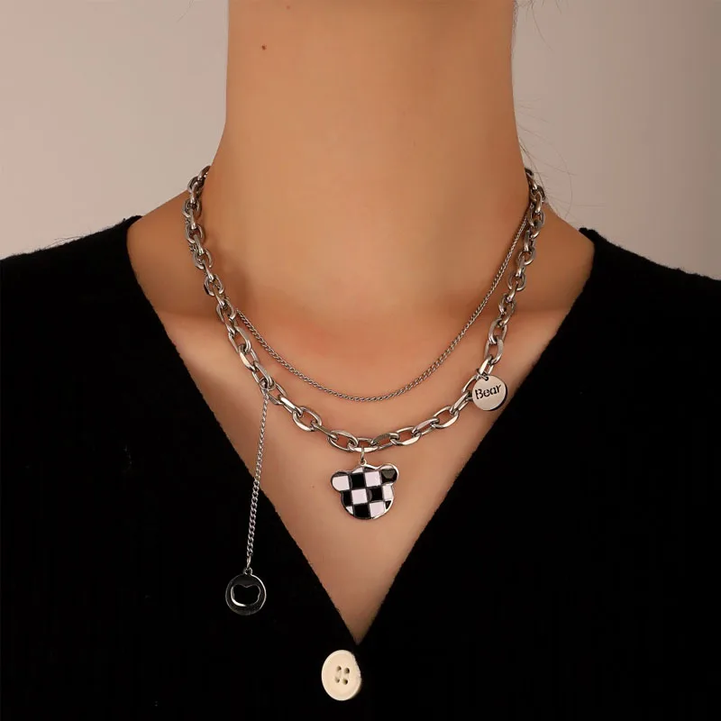 

Ожерелье с шахматным медведем, новинка 2022, Корейская металлическая цепочка в стиле хип-хоп, решетка, сердце, медведь, ожерелье для женщин и м...