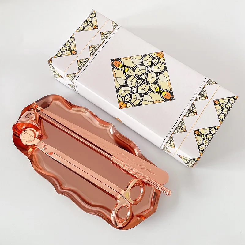 Набор из 4 предметов: огнетушитель, колокол, свеча с запахом, инструменты для подрезания фитиля и подставка для них.