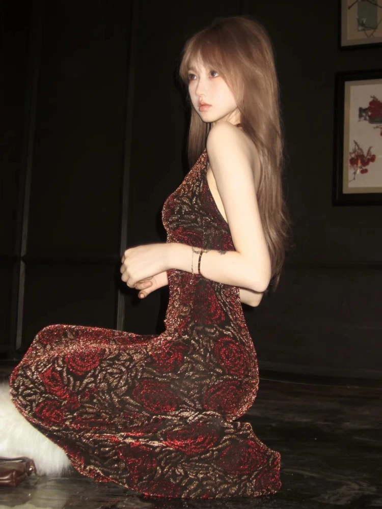 Женское бархатное платье с V-образным вырезом и лямкой на шее