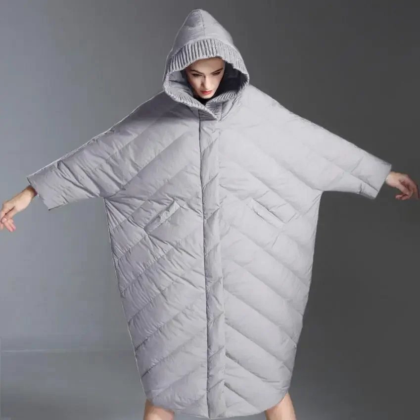 Женское зимнее пальто выше колена с капюшоном в стиле летучая мышь