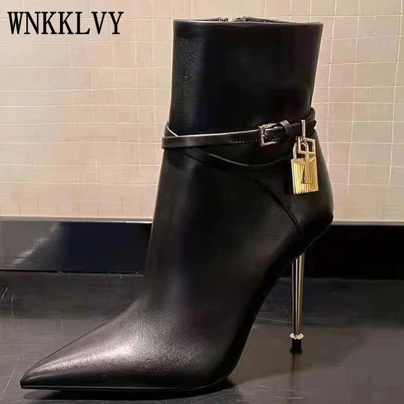 Ботинки женские короткие однотонные с острым носком на молнии высоком каблуке |