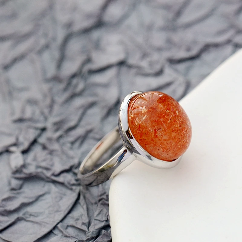 Оригинальное женское серебряное кольцо инкрустированное натуральным