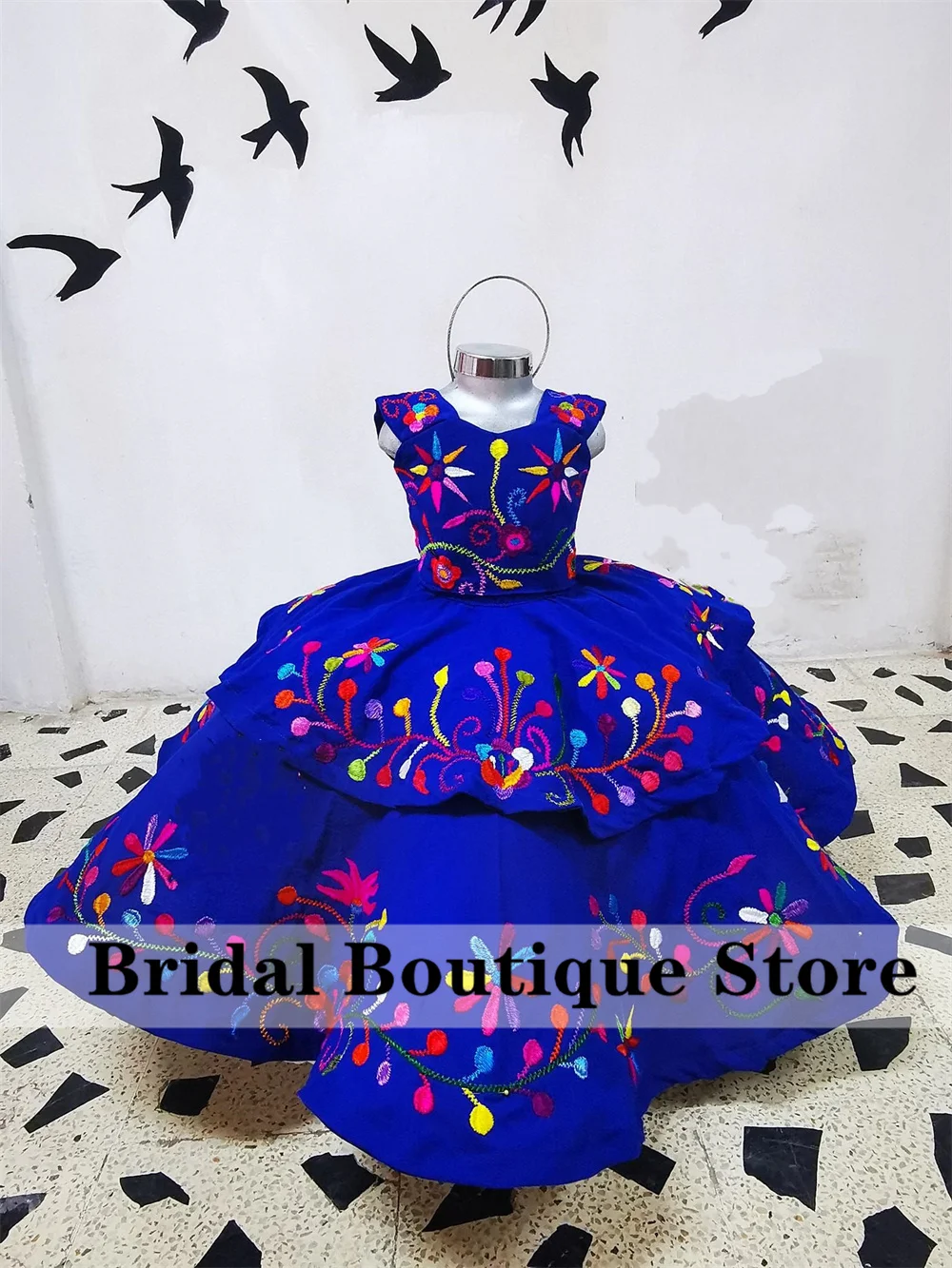 

Платье для девочек с мексиканской вышивкой и цветами на свадьбу, атласное детское платье принцессы Королевского синего цвета, платье для первого причастия, платье на шнуровке