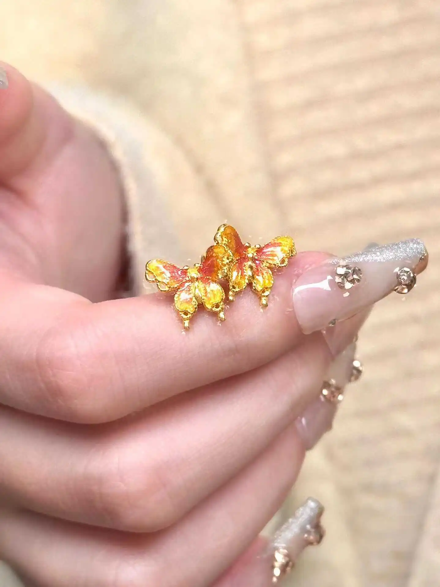 Золотые серьги-гвоздики из 24-каратного золота с дымчатым дождем женские эмалью