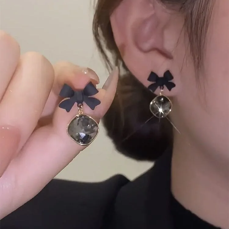 

High quality earrings women's 2022 new fashion fall winter stud earrings silver needle wholesale black bow temperament earrings