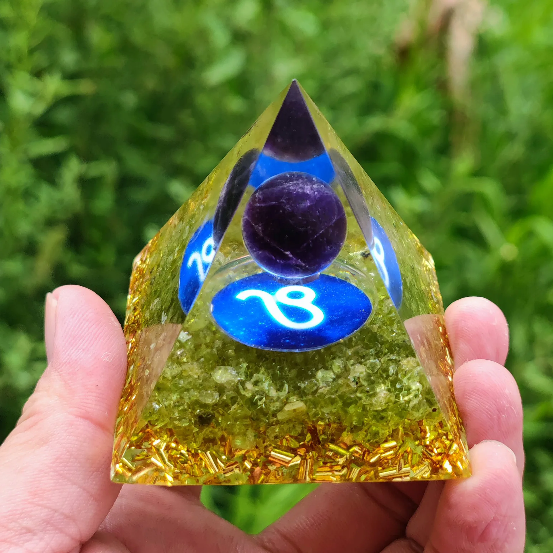 Crystal Ball Crushed Stone Pyramid Home Crafts Resin Decor Reiki Natural Mineral Crystal 12 Constellation Oganite Pyramid
