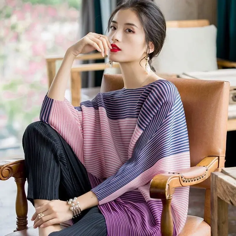 

T shirt 2022 summer and spring new fashion striped bat-shaped T-shirt western style contrast color loose pleated top women