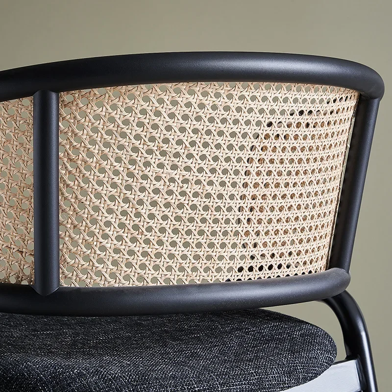 Стильный ретро стул с досками и ремешком