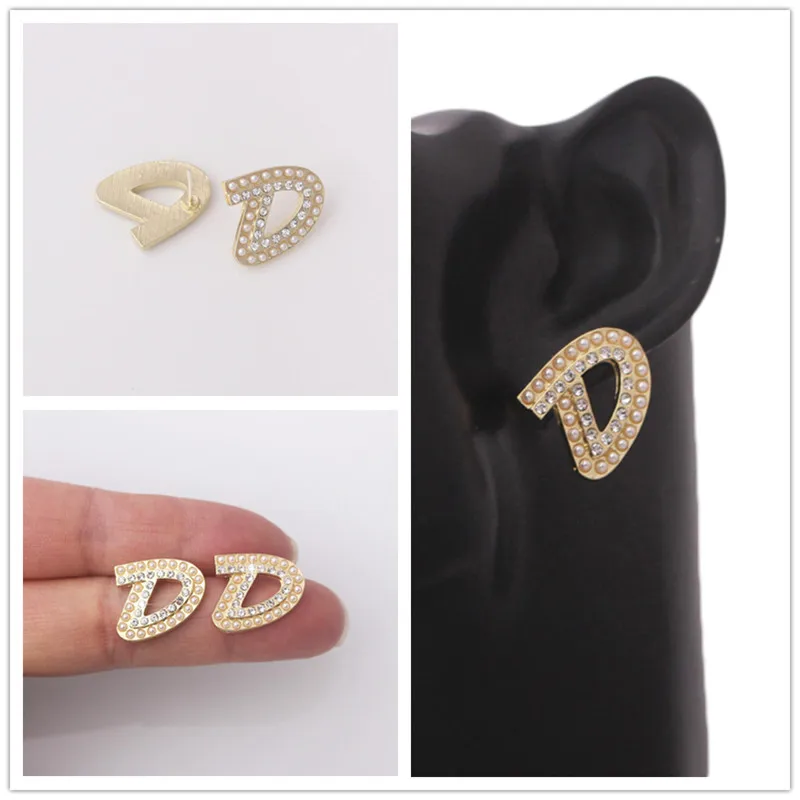 

Новые серьги-гвоздики в форме D с кристаллами женские серьги с искусственным жемчугом необычные дизайнерские серьги золотого цвета металли...