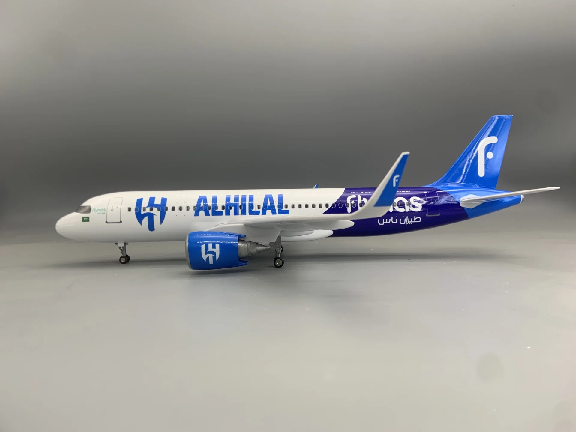 Фото Модель самолета Saudi Flynas A320neo, 47 см, статическая имитация, с подсветкой и колесами, литая под давлением, для домашнего декора №3