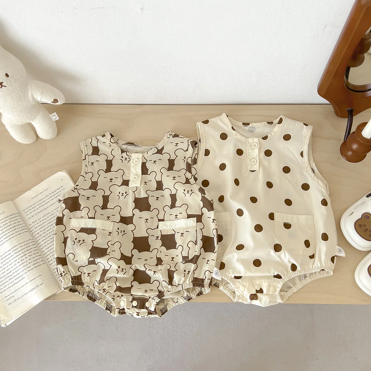 

2023 Ins Summer Korean Baby Boys Romper Cotton Sleeveless Pocket Infnat Boys Onesie Cartoon Loose Cool Newborn Boys Bodysuit