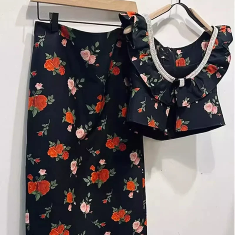 

Комплекты из топа и юбки с принтом роз