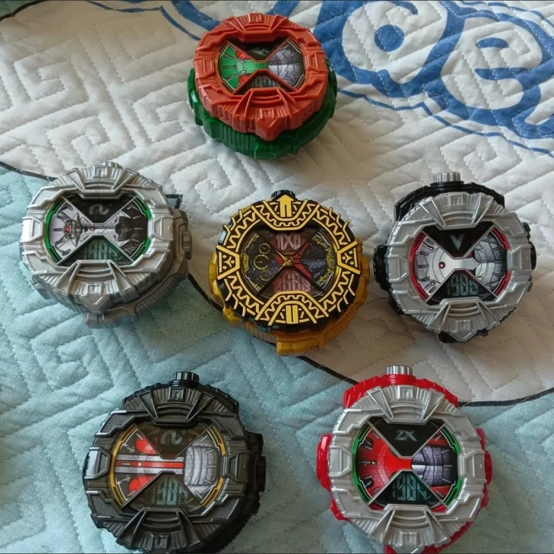 Фото В наличии: Оригинальный набор Bandai Kamen Rider Zio DX Showa Rider Ridewatch Set 2 – коллекционная трансформирующаяся игрушка для взрослых коллекционеров. №1