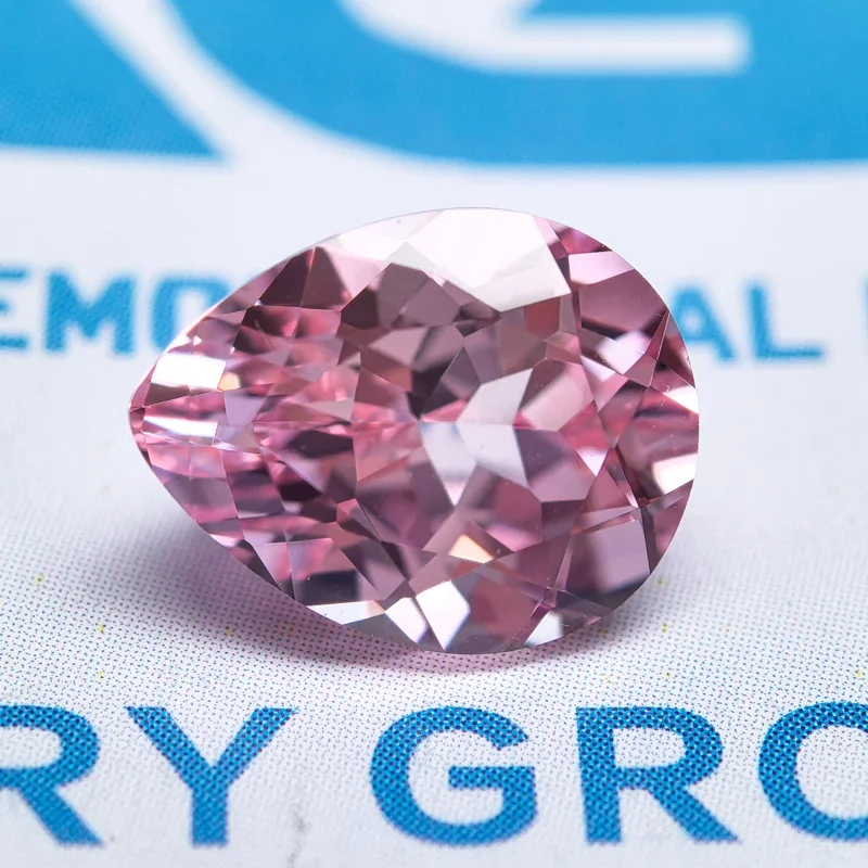 Выполненный в лаборатории сапфир грушевидной формы восход солнца розового цвета