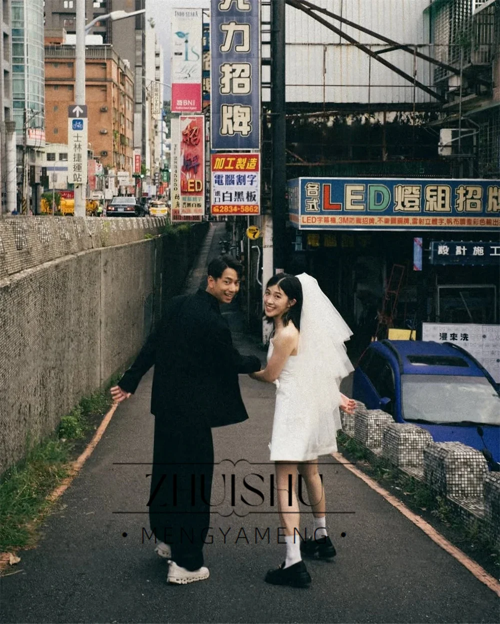 Фото Свадебное платье ZHUISHU Mini Ivory A-line с бантом, корейский стиль, для фотосессии, без бретелек, из атласа, короткое, с корсетом, на заказ. №2