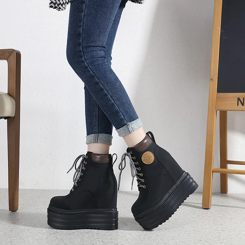 Женские ботинки на платформе Goth ботильоны танкетке со шнуровкой и цепочкой цвет