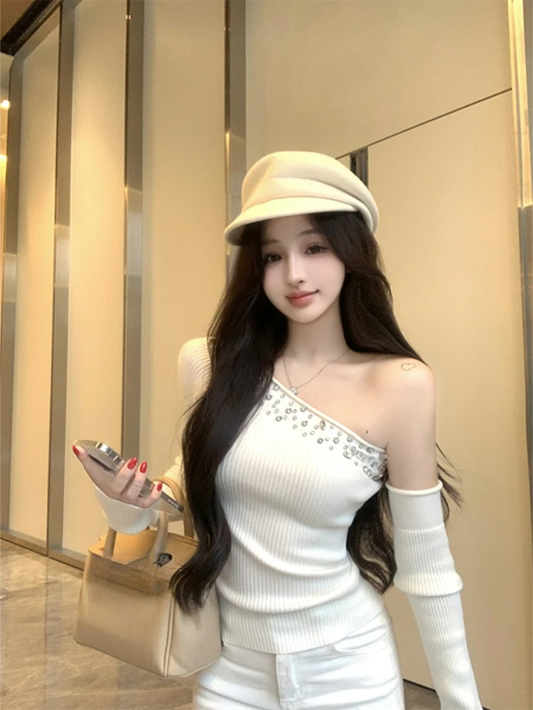 Женская трикотажная футболка с косым воротником открытыми плечами и длинными