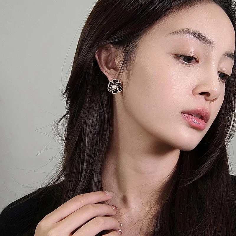 Серьги-гвоздики French sle Hepburn Sle с черной глазурью и бриллиантами жемчугом камелией