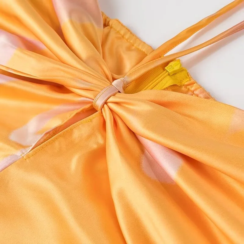 Новинка 2024 женские атласные платья-миди KEYANKETIAN с золотистым принтом лямкой на шее