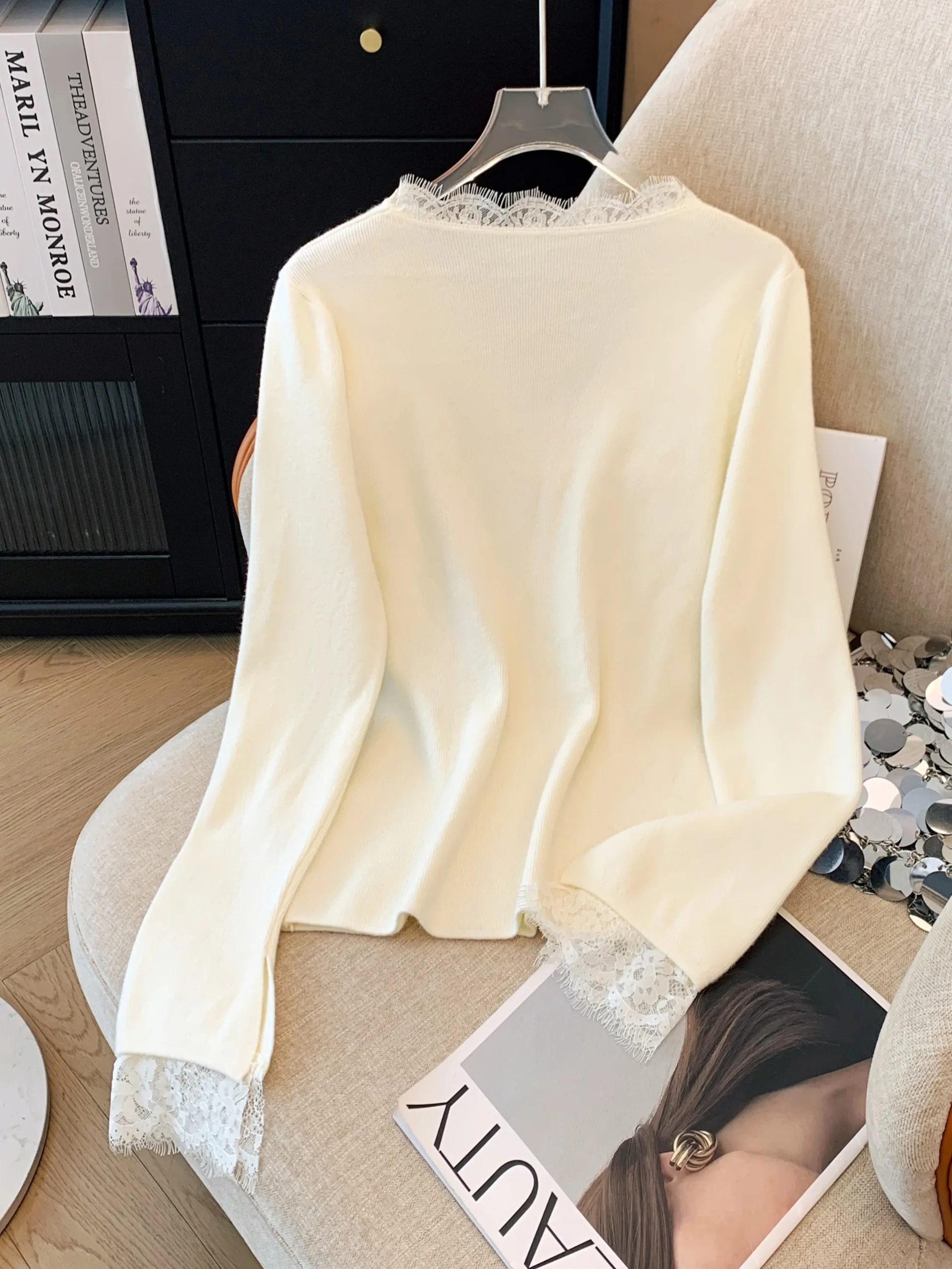 Белый вязаный женский свитер с v-образным вырезом и кружевной строчкой