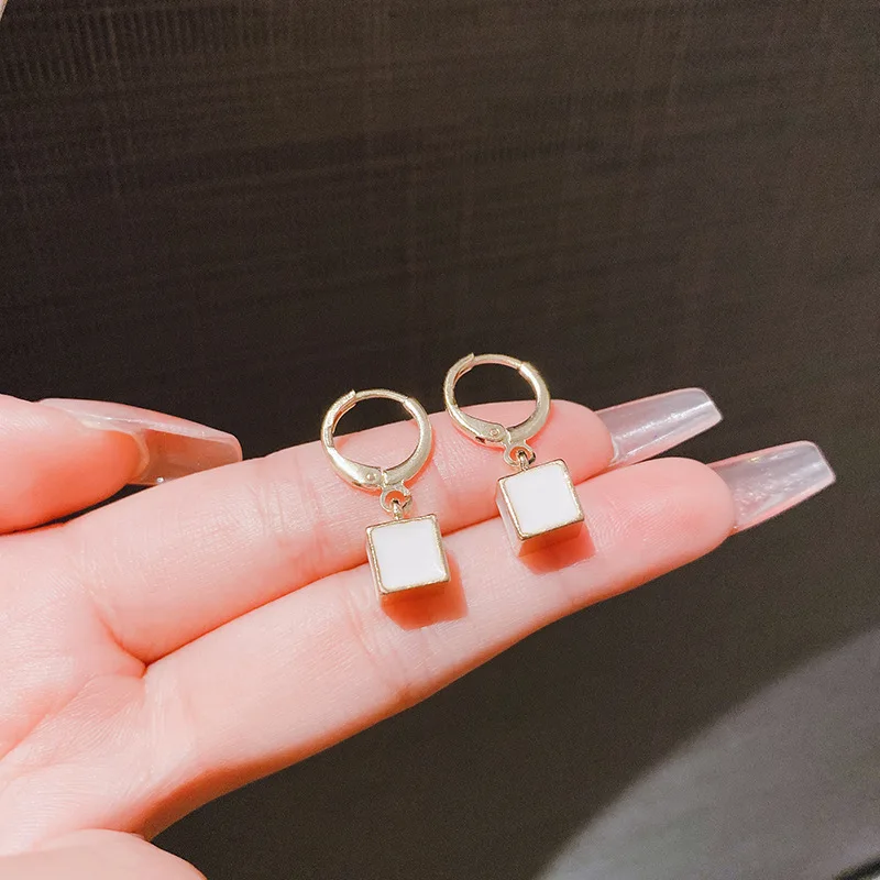 2024 Новое поступление темпераментные черные эмалевые квадратные Висячие серьги