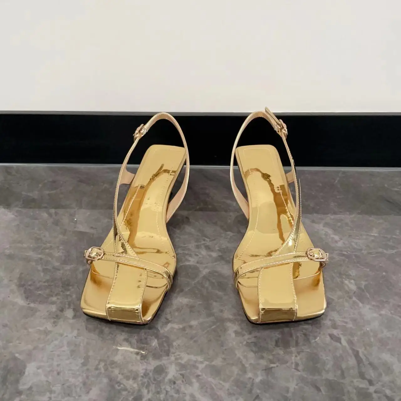 Туфли Tabi женские с закрытым носком боковые пустые однослойные сандалии пряжкой