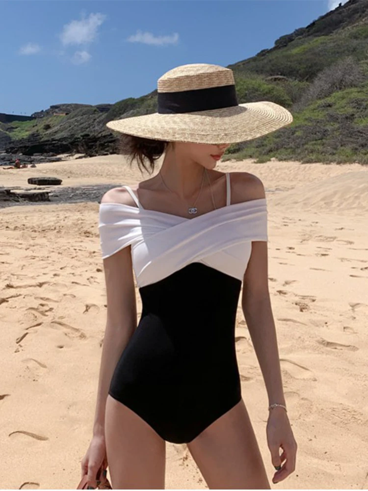 

Цельный купальник с открытой спиной и высокой талией