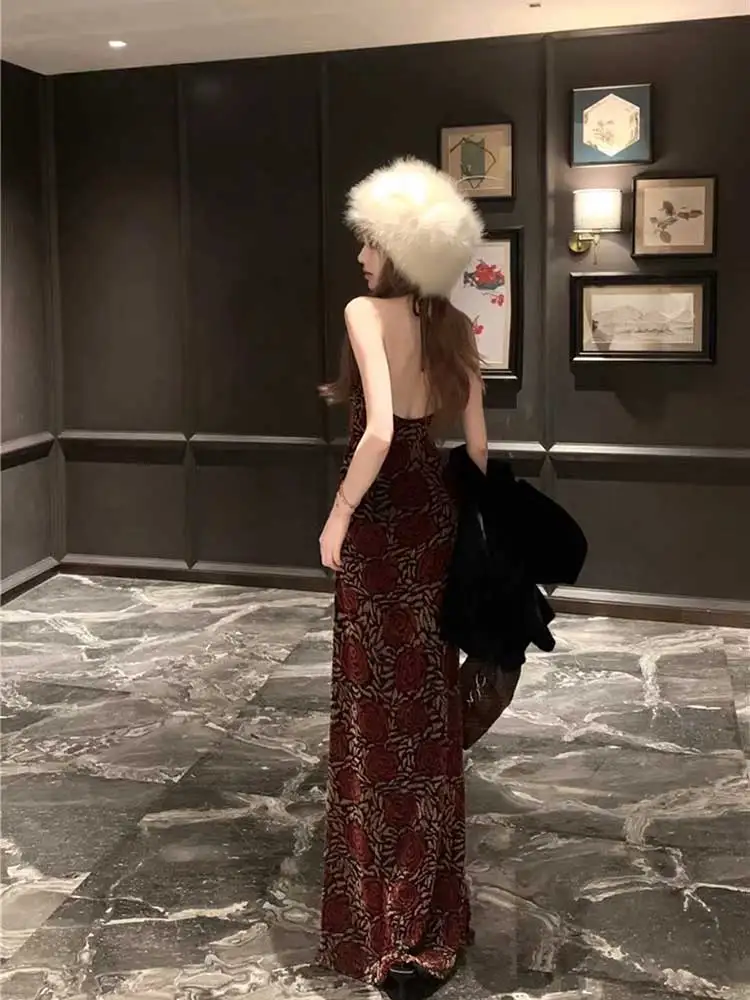 Женское бархатное платье с V-образным вырезом и лямкой на шее