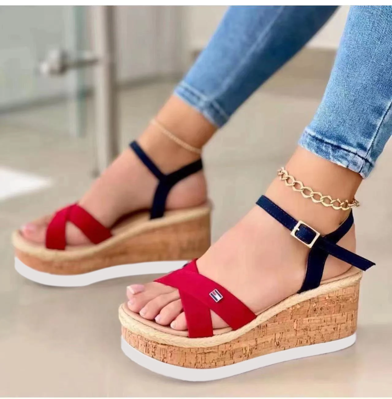 

Новинка 2022, женские туфли на платформе на танкетке, летние сандалии, трендовые римские повседневные толстые тапочки, женская обувь на каблу...