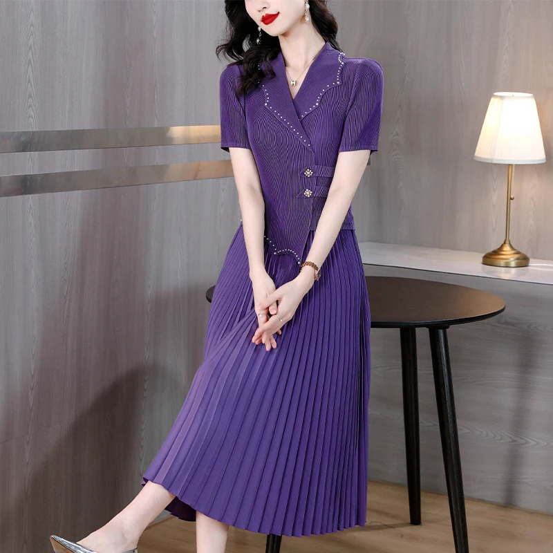 

Sanzhai Pleated Dress 2023 Summer New Elastic Slim Fit Large Size Suit Collar Pin Beads Mid length Large Swing Slim Long Dress