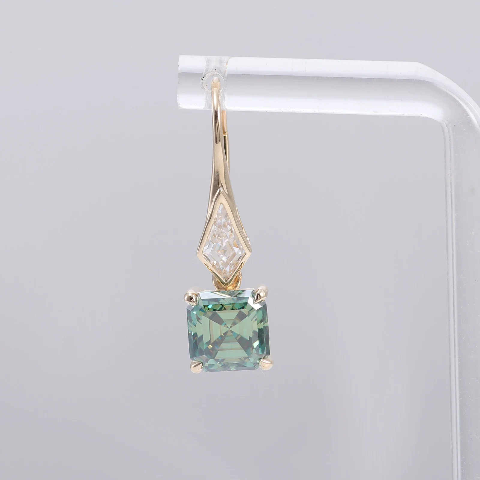 Серьги-подвески женские из желтого золота с муассанитом 10 к