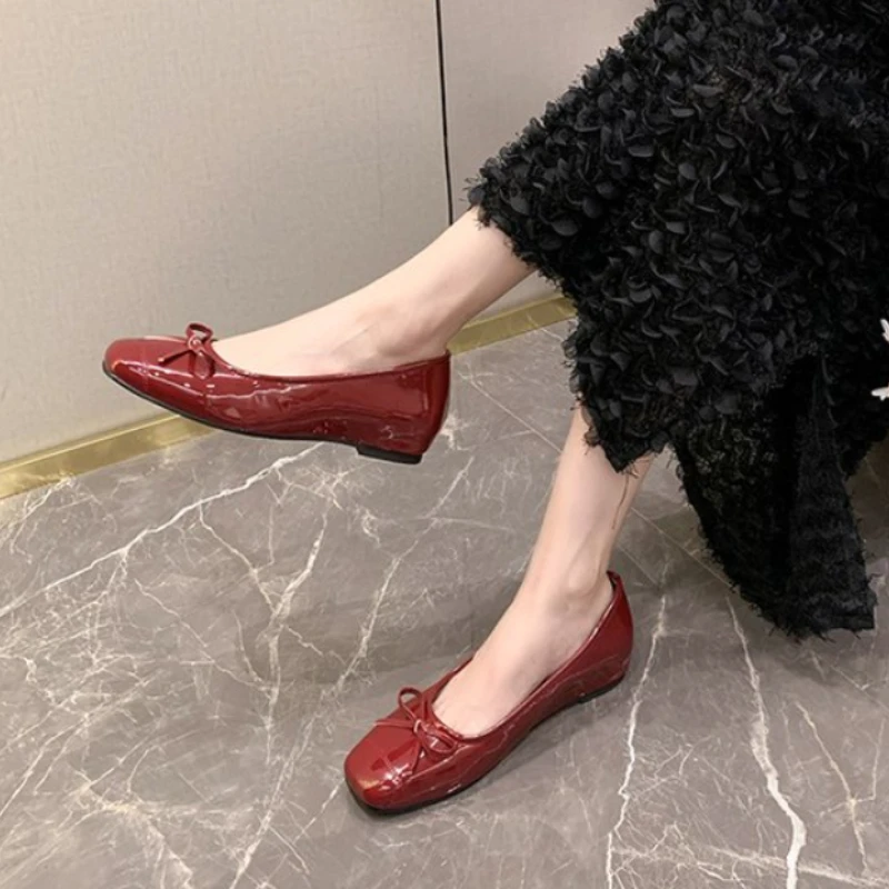 Женские лакированные балетки в стиле ретро с бантом Осенние повседневные туфли