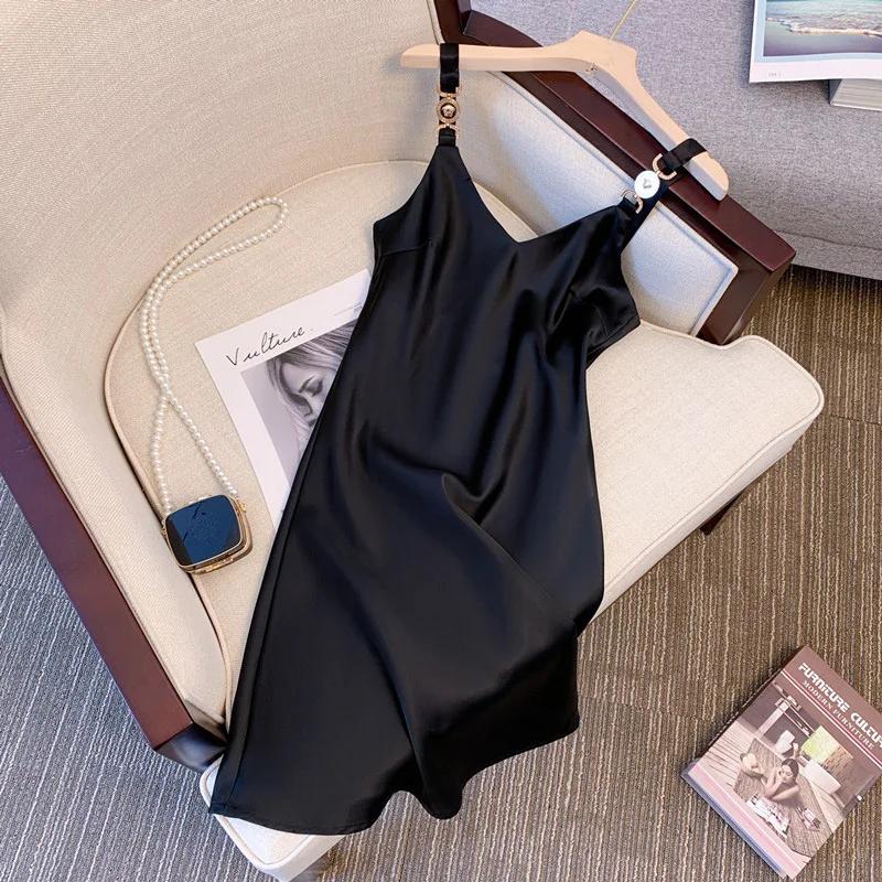 Платье женское атласное с V-образным вырезом и завышенной талией